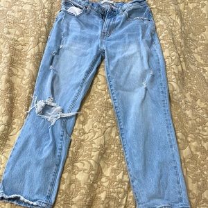 Abercrombie & Fitch light wash boyfriend denim. Mid rise size 26/2S